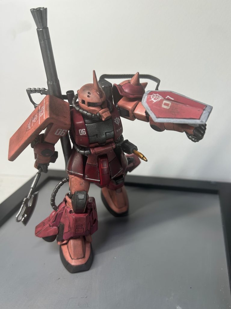 腕部ガトリングはサザビーのファンネルとオリジンシャアザクのマシンガンの部分を使ってます。