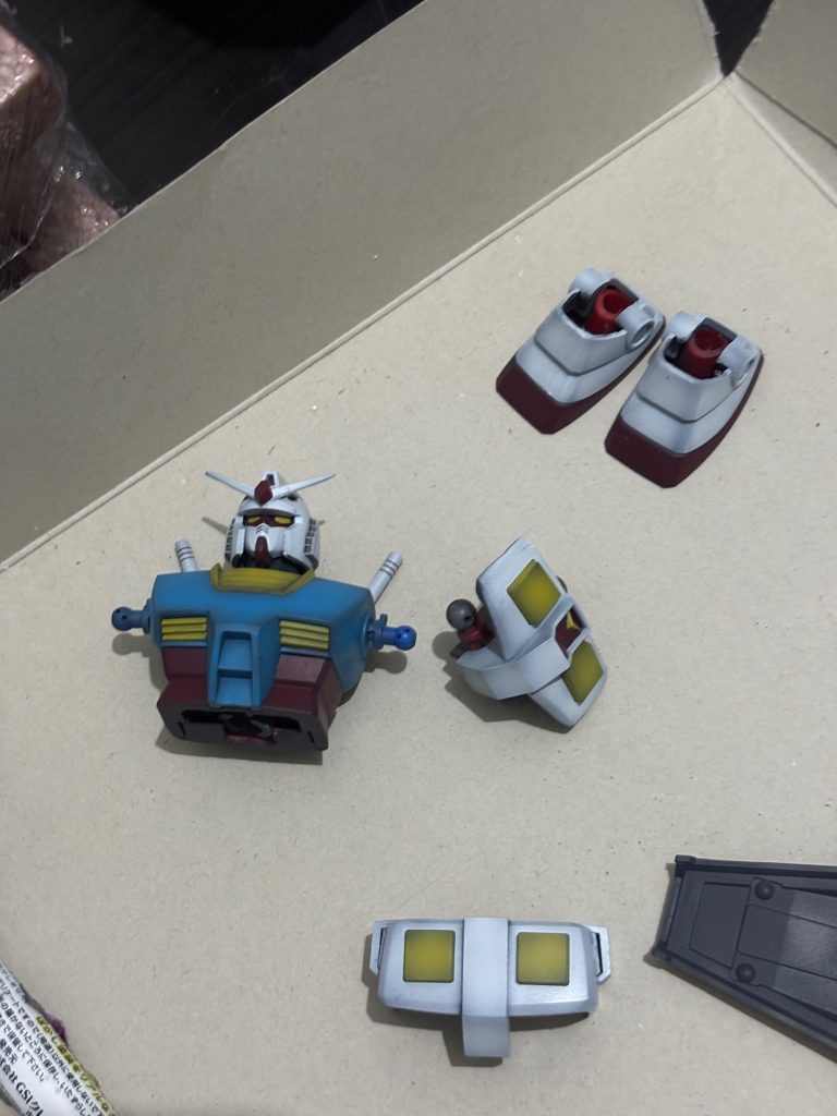 カラーレシピ本体青:ガンダムカラーアニメブルー本体赤:ガンダムカラーアニメレッド本体白:ミスターカラーGXホワイト本体黄:ガンダムカラー ガンダムイエロー関節・武器:メカサフヘヴィ+黒少量