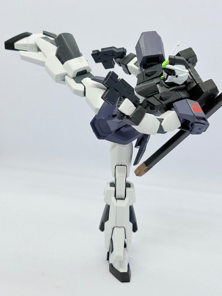 ビーム二丁拳銃「フォボス」「ディモス」を扱い戦場を走る。