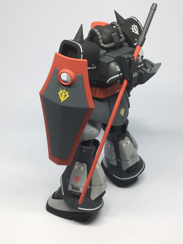 シールドはグフの物をそのまま使用。肩のスパイクはビルダーズパーツをそのまま使いました。設定画では少し斜めになっているのですが、自分の工作技術を鑑みて斜めにするのは断念しました😓