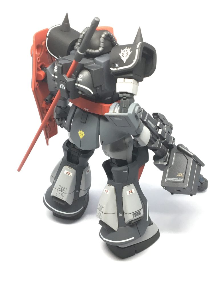 バックパックはドム試作実験機。グフの胴体の背中にある穴を掘り直して取り付けました。ふくらはぎのスラスター(?)はドムトロピカルテストタイプのものを加工して貼り付けました。設定画ではスラスターが５つくらいあるのですが、妥協しました😅