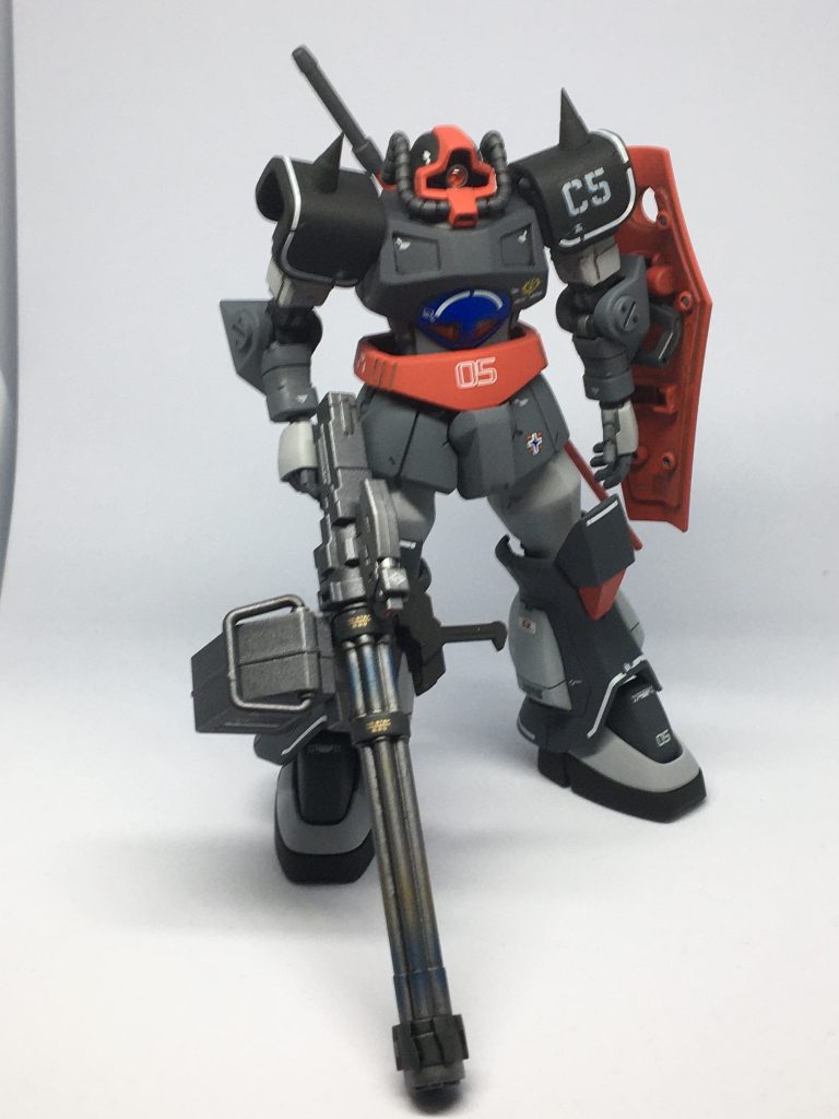 胴体、脚部はグフをベースに。腕部と頭部はドム試作実験機ベースにしています。