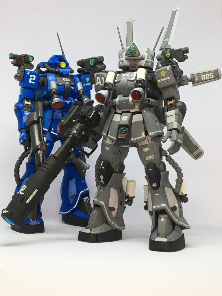 以前作製したザク強行偵察型との2ショット。ザクフリッパーの方が上位機種と言う位置付けにするため、ベースのザク(F型、S型)や胸の離脱用バーニアの仕様に差をつけました。肩のカメラのサイドのレンズもザクフリッパーの方がワンサイズ大きいです。