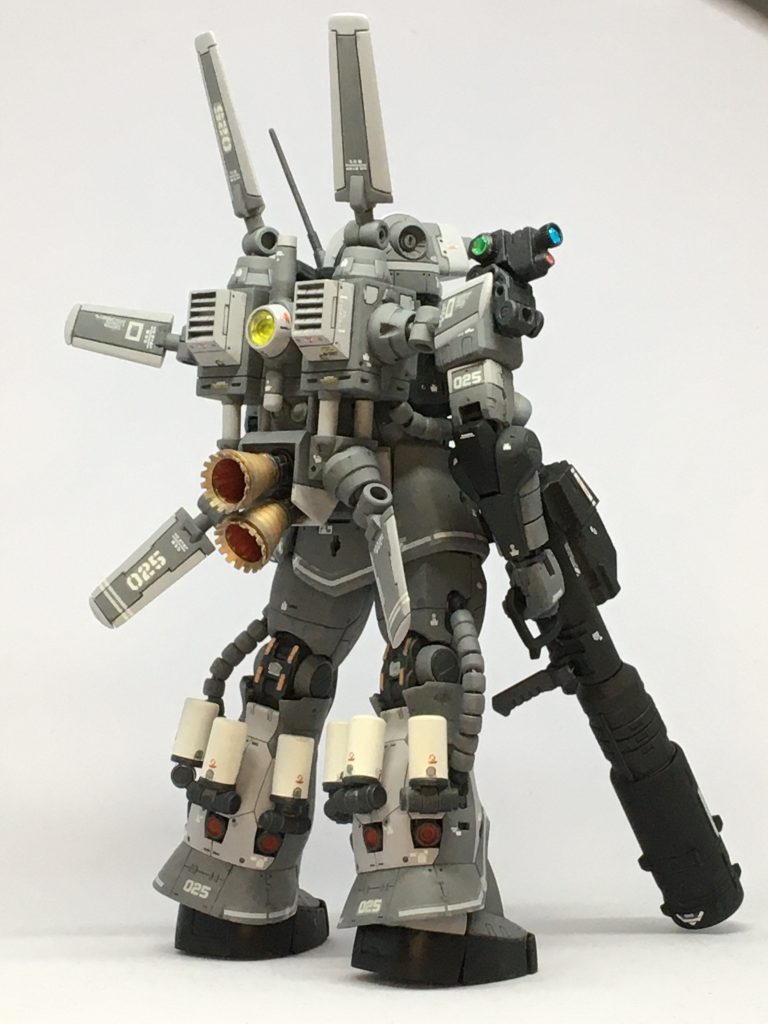 S型ザクなので、プロペラントの消費がF型に比べて多いと考えて追加のタンクをふくらはぎに取り付けました。