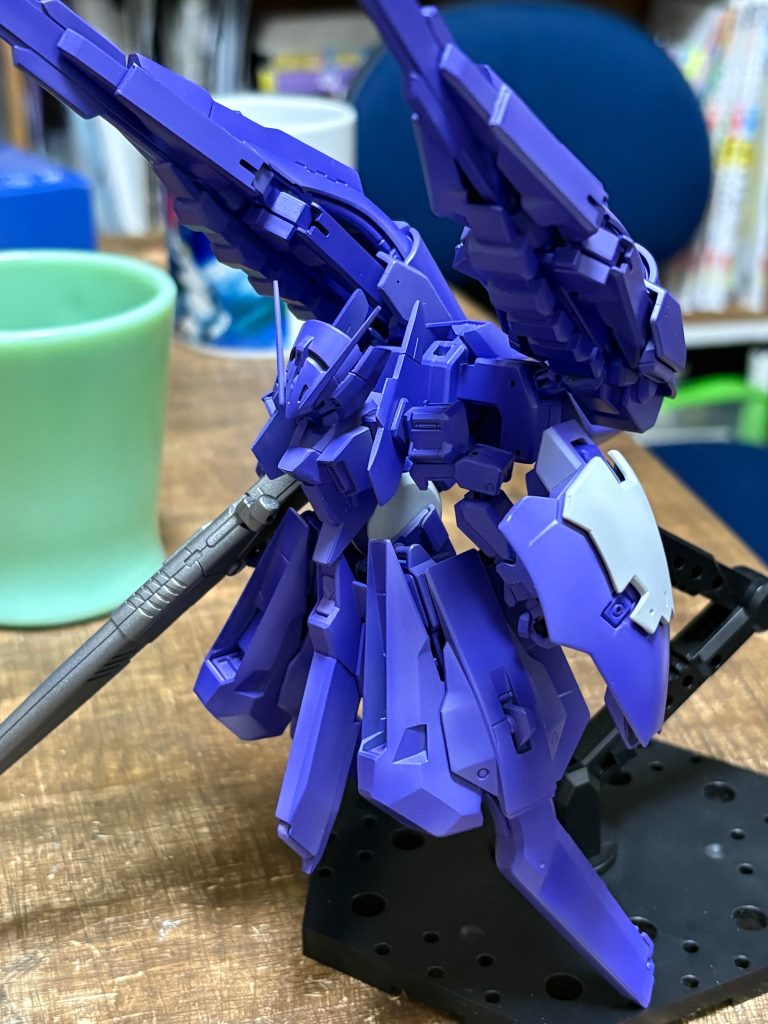 お試しに、関節が紫なので下地を紫にしてみました。本当はサーフェイサーエヴォ、パープルが欲しかったのですが品切れ…もしかして廃盤でしょうか…
