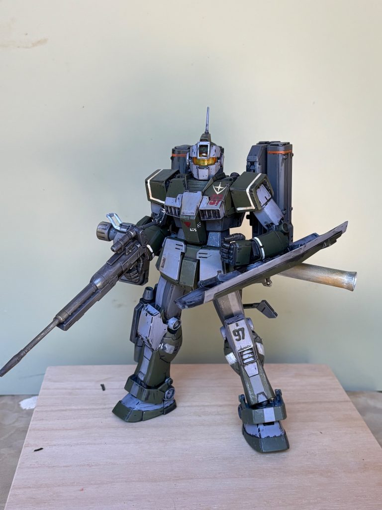 ジムスナイパーカスタムには沢山の武器がついてますねぇ。こうしてみるとスナイパーカスタムの印象が変わりますねぇ。