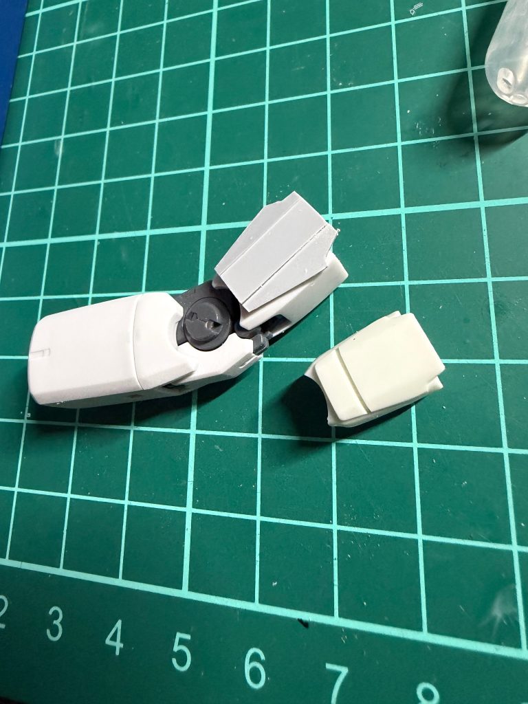 腕パーツをMG rx-78-2 ガンダム　ver.2.0に変更し上腕パーツをプラ板にて新規に造形。
