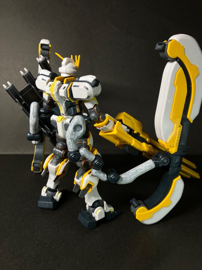 後ろから。背中部はシールで補填されますがマッキーで対応。臀部の黄色はシールすらないので同じくマッキーで塗装レールガンは機体の全長を超える程の大きさで、保持力は微妙です(横方向にプラプラする)