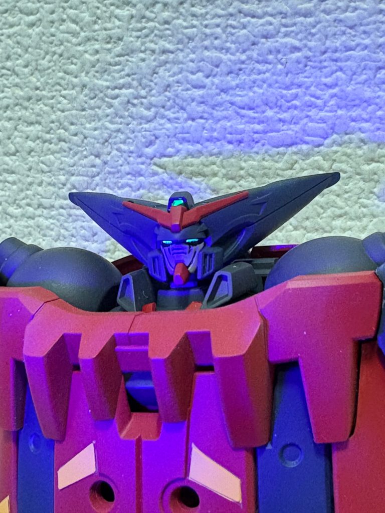 マスターガンダムのカメラ部はエヴァの蓄光塗料塗料で色分けしたのでブラックライトに反応します。悪そうに見えるのでオススメです(蛍光塗料がオススメ)