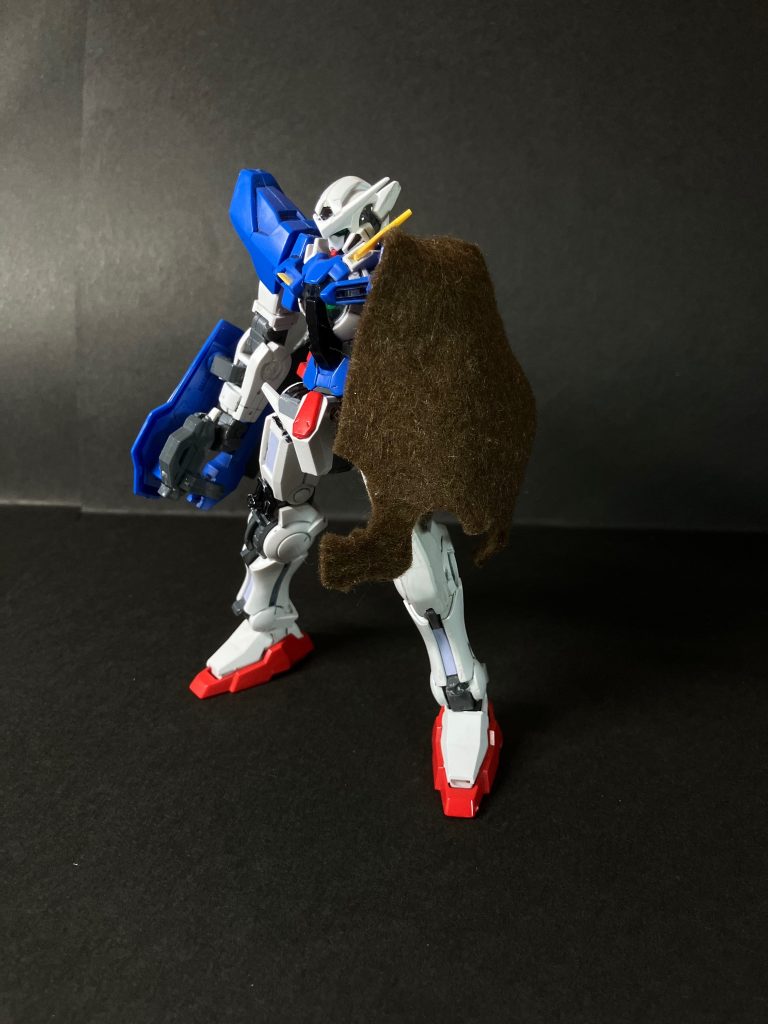 正面から。素体はHGのエクシアなのですが、グラハムフラッグ戦が終わってから大破したエクシアを無理やり作った後なので右脇腹が抉れています。ジャンクのエクシアがあったら直そうと思っているのですが、ぱっと見は目立たないのでとりあえず保留にしています