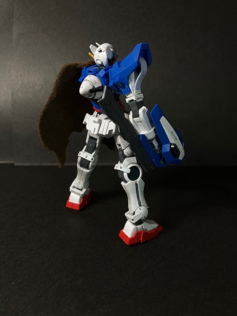 後ろから。GNソードは見様見真似で切ってヤスった粗悪品ですが思ったより形になっています腕が左右反対になっているのは折ったり修復したりを繰り返してこうなりました。当時は今と違って力こそ全てみたいな感じだったので、無理やりはめようとした結果折れてしまい、根本は接着、肘はウイングゼロから流用という悲惨な結末を迎えました(ウイングゼロの肘は2重関節ですが、接着の都合上1重です)