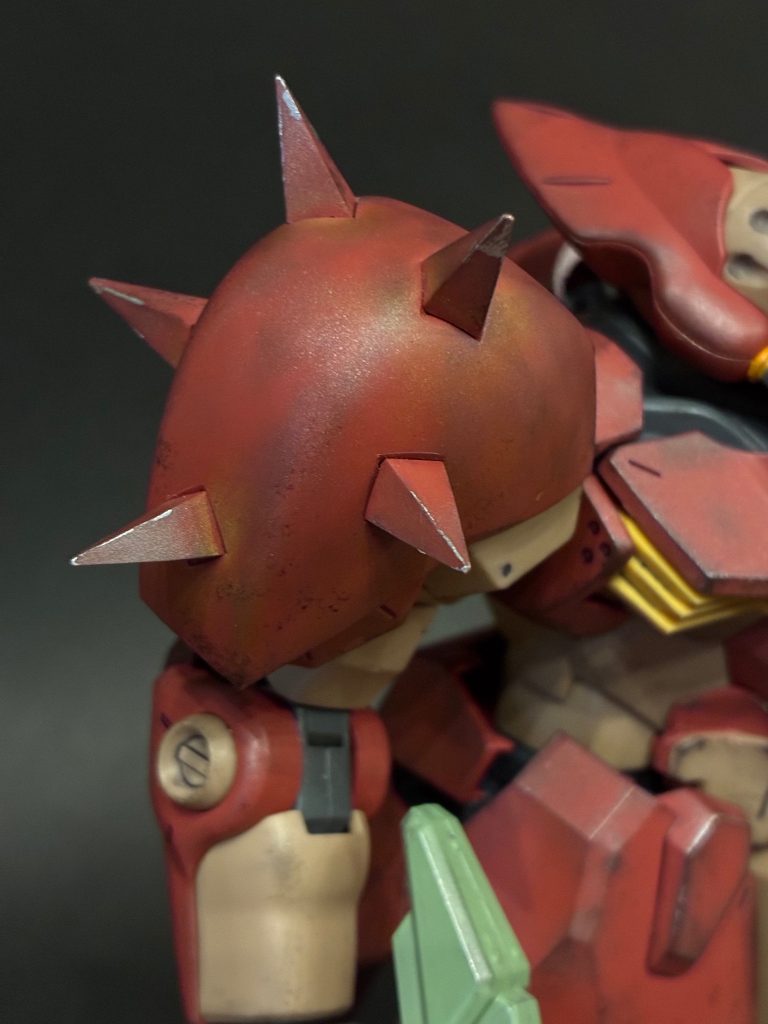ショルダーアーマーのスパイクもシャープ化しました。