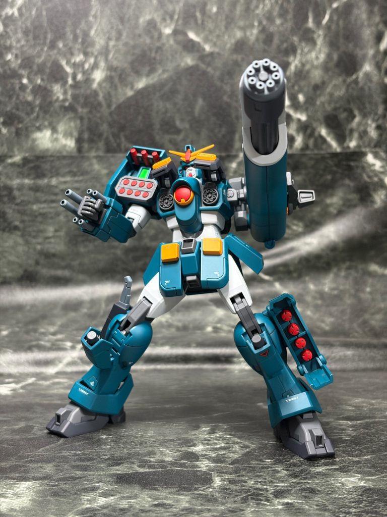 ヘビーアームズに勝るとも劣らない火力脳筋です。色分けも完璧で、塗り分け部分はセンサー類と膝の三角マークくらいでした。