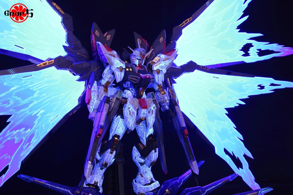 UVライトが手元に小ぶりのライト1本しかなくて、この写真は本当にこれで精一杯でした……(gundam-kao5)