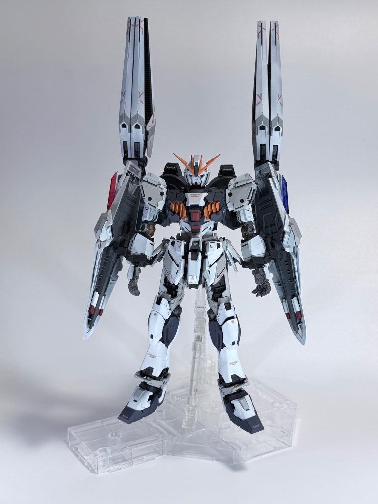 塗料は、ガイアサーフェイサーブラックを下地にニュートラルグレーⅡ〜Ⅳ、プレミアムレッド、ダークブルー、マンダリンイエロー、クリアレッド、クリアブルー、ゴールド等を調色して塗装しました。