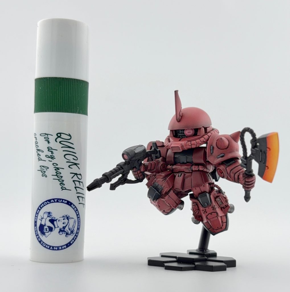 恒例のリップクリームとのサイズ比較3度目のスペリオルディファインですが、ガンダムタイプに比べてマスキングによる塗り分けが少なく簡単でした。