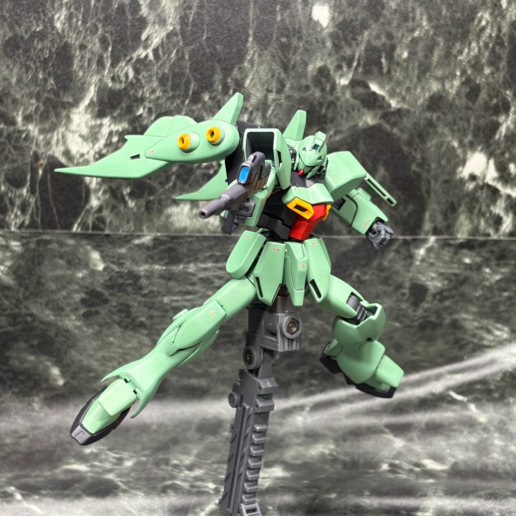 HGUC化にあたり、F91の関節類を移植して可動範囲を大幅に強化しています。コクピット周りとダクト、ウェポンポッド以外はVガンダムと形状が酷似していたので、胴部分のみHGUC Vガンダムを使用しました。