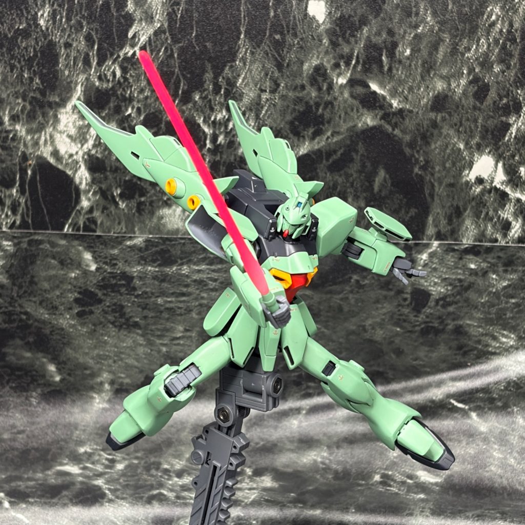 首関節はプラ板とボールデンアームズのボールジョイントを使用して自作したので、前後の関節引き出しが可能になっています。前腕はキットのままだと長すぎるので、袖部分で2mm短縮しました。