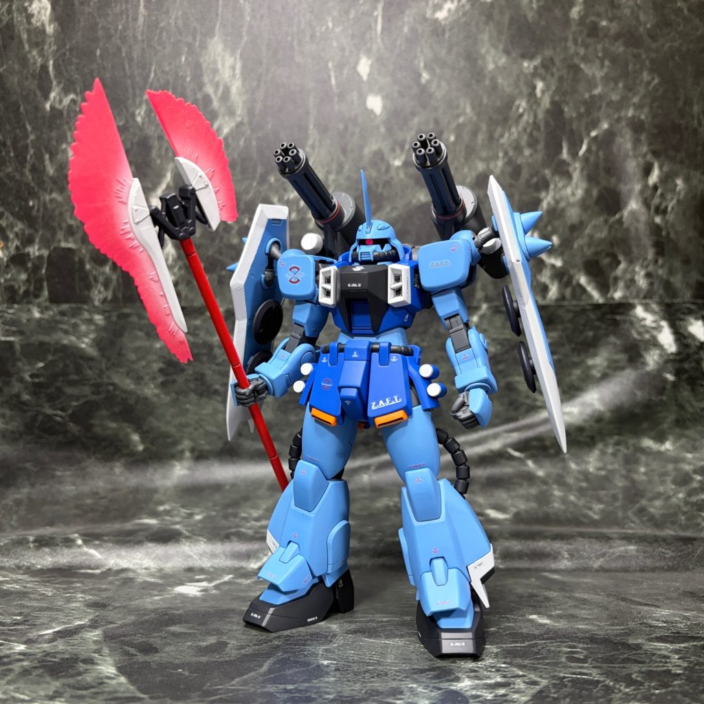 外装はほぼHGブレイズザクファントムですが、上腕と肩周りはHGCE系とHGシャルドール、腹と太腿はHGUCリバイブザクを使用しています。