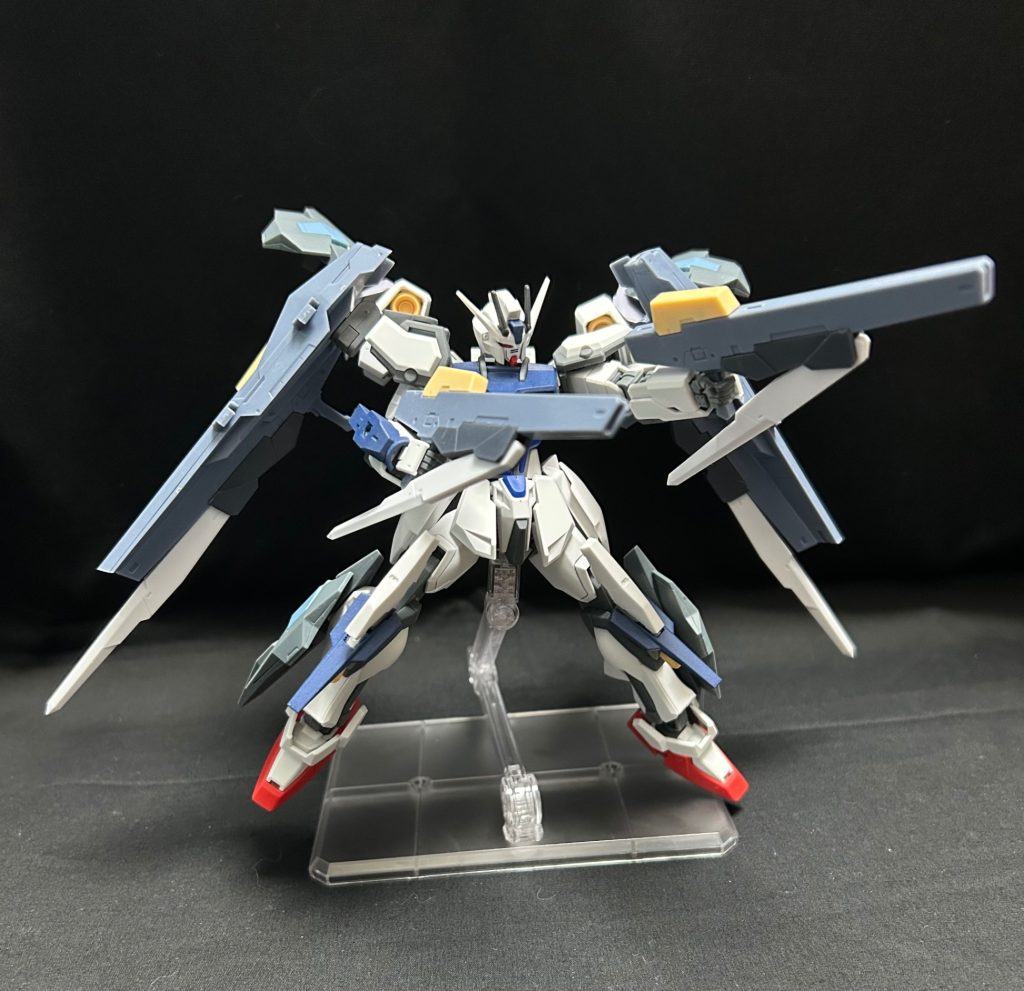 両肩バインダーのライフルを両手に装備して戦うのが基本戦術&nbsp;高速移動しながら敵機を射撃する
