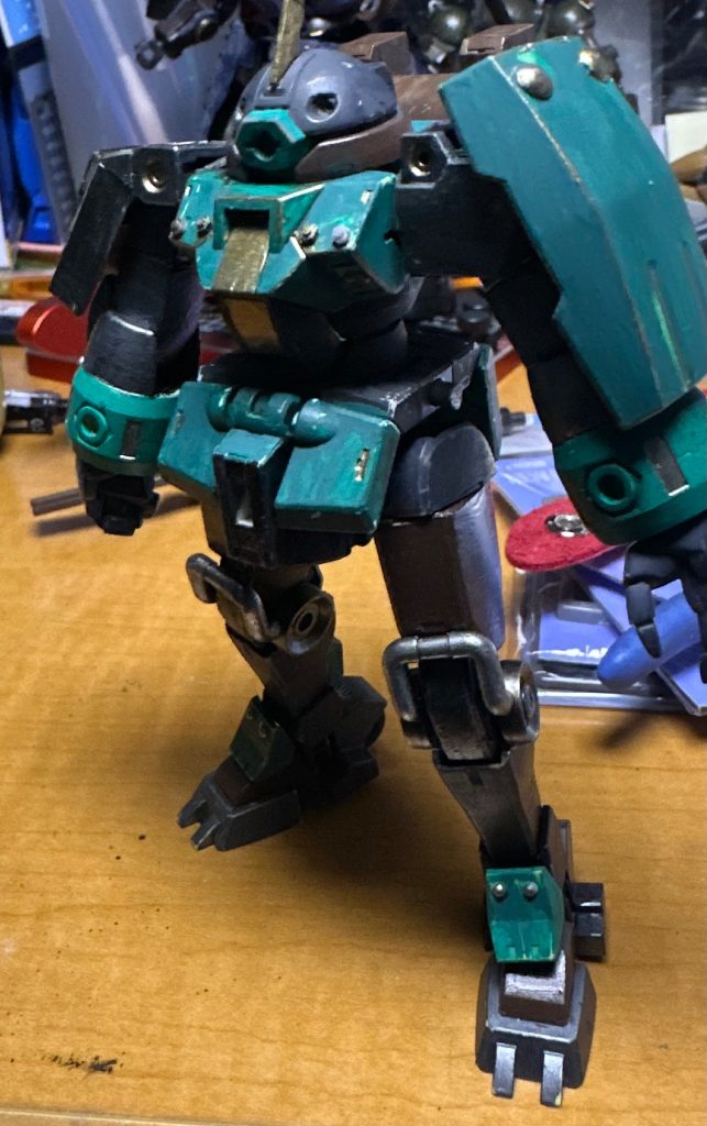 制作当初は足もそのまま使ってたんですが、なんかしっくりこず、、、水星キット縛りで探してルブリスが選ばれました！！足の甲の部分は、腰のサイドアーマーに流用されました