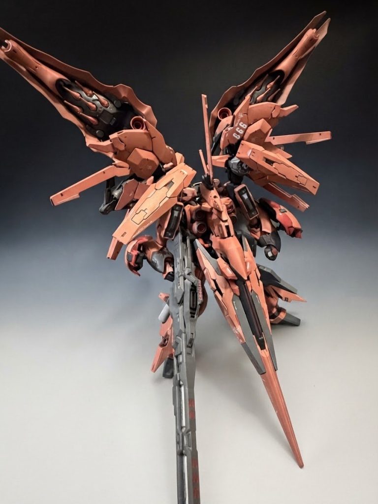 武装はロングメガビームライフル拡散メガ粒子砲複合ビームサーベル肩部ニーベルングファンネル腰部アイフィールドとニュータイプ向けの武装をメインに