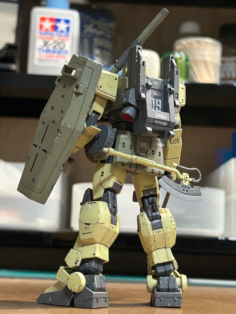 背部ディテール追加とシールドはまわりまわって連邦軍製モビルスーツに戻りました。