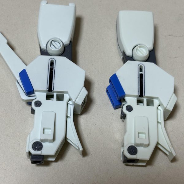 久しぶりにHGUC ZZを作りたくなり、強化型っぽく出来ないか奮闘中。脚部の延長はももの上部の定番加工と脛の中のポリキャップを長いものに変更。(HGUCハイニューガンダムの肩に使用されているパーツに変更)バックパックは現状、バーニアのみ変更して背部のジョイントパーツを加工し、背中との距離をはなしてます。コクピットハッチの両側にランナータグから作ったパーツを配置して、フロントスカートアーマーは形状変更。あとはふくらはぎの部分とリアスカートアーマー、ミサイルポッド、バーニアカバーなどをどうするか考え中です。&nbsp;（5枚目）