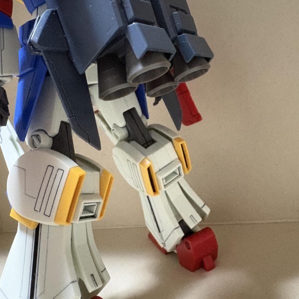 久しぶりにHGUC ZZを作りたくなり、強化型っぽく出来ないか奮闘中。脚部の延長はももの上部の定番加工と脛の中のポリキャップを長いものに変更。(HGUCハイニューガンダムの肩に使用されているパーツに変更)バックパックは現状、バーニアのみ変更して背部のジョイントパーツを加工し、背中との距離をはなしてます。コクピットハッチの両側にランナータグから作ったパーツを配置して、フロントスカートアーマーは形状変更。あとはふくらはぎの部分とリアスカートアーマー、ミサイルポッド、バーニアカバーなどをどうするか考え中です。&nbsp;（3枚目）