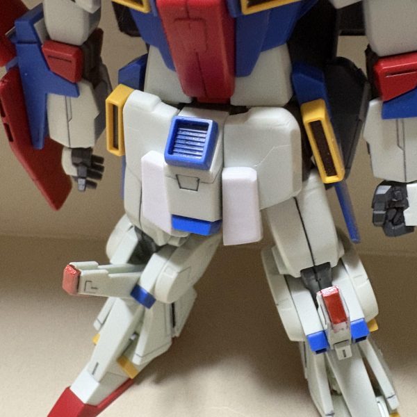 久しぶりにHGUC ZZを作りたくなり、強化型っぽく出来ないか奮闘中。脚部の延長はももの上部の定番加工と脛の中のポリキャップを長いものに変更。(HGUCハイニューガンダムの肩に使用されているパーツに変更)バックパックは現状、バーニアのみ変更して背部のジョイントパーツを加工し、背中との距離をはなしてます。コクピットハッチの両側にランナータグから作ったパーツを配置して、フロントスカートアーマーは形状変更。あとはふくらはぎの部分とリアスカートアーマー、ミサイルポッド、バーニアカバーなどをどうするか考え中です。&nbsp;（4枚目）