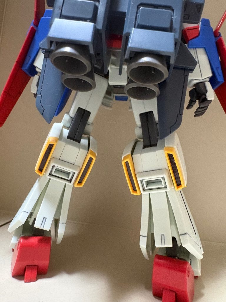 バックパックで唯一手を加えたバーニア部分。コトブキヤの部品を使ってみました。そのままだとはみ出てしまうのでランナータグを使用してなんとか納めました。
