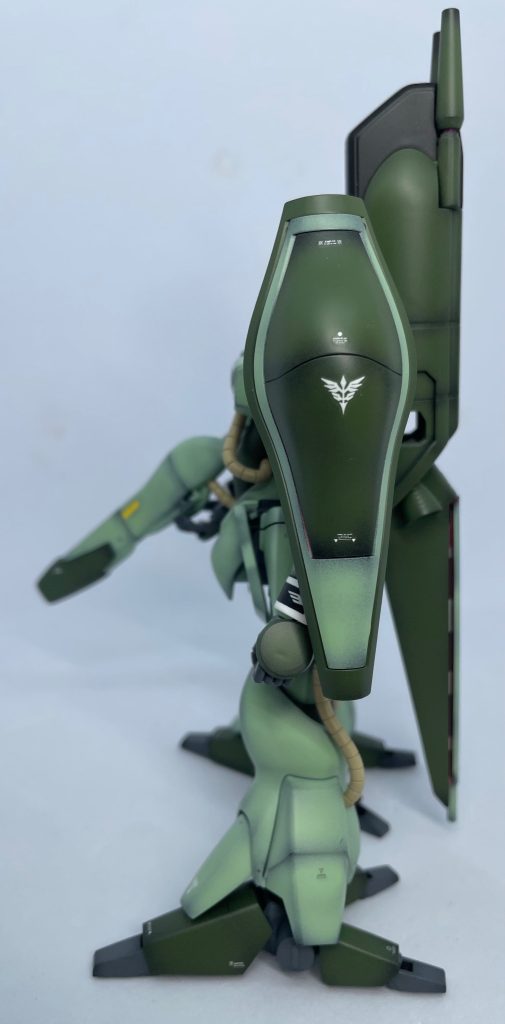 完成してからふと思ったのですが、袖付き仕様よりハマーン機仕様にすれば良かったと少し後悔してます…今プレバンでアイザック／ガザＣ／ギラ・ドーガ（ユニコーンＶｅｒ．）セットあるんですよね…けどアイザックは私にはあまりデザイン的に好みでは無いですし、ギラ・ドーガは積んでありますし、まぁヨシとしましょう😁