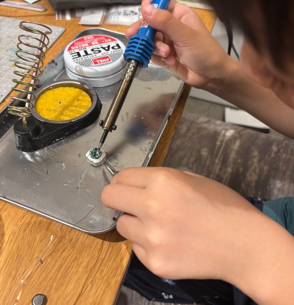リード線付きLEDを、磁気スイッチ式の電池ユニットにハンダ付けして、目が動かせるようにしています。
