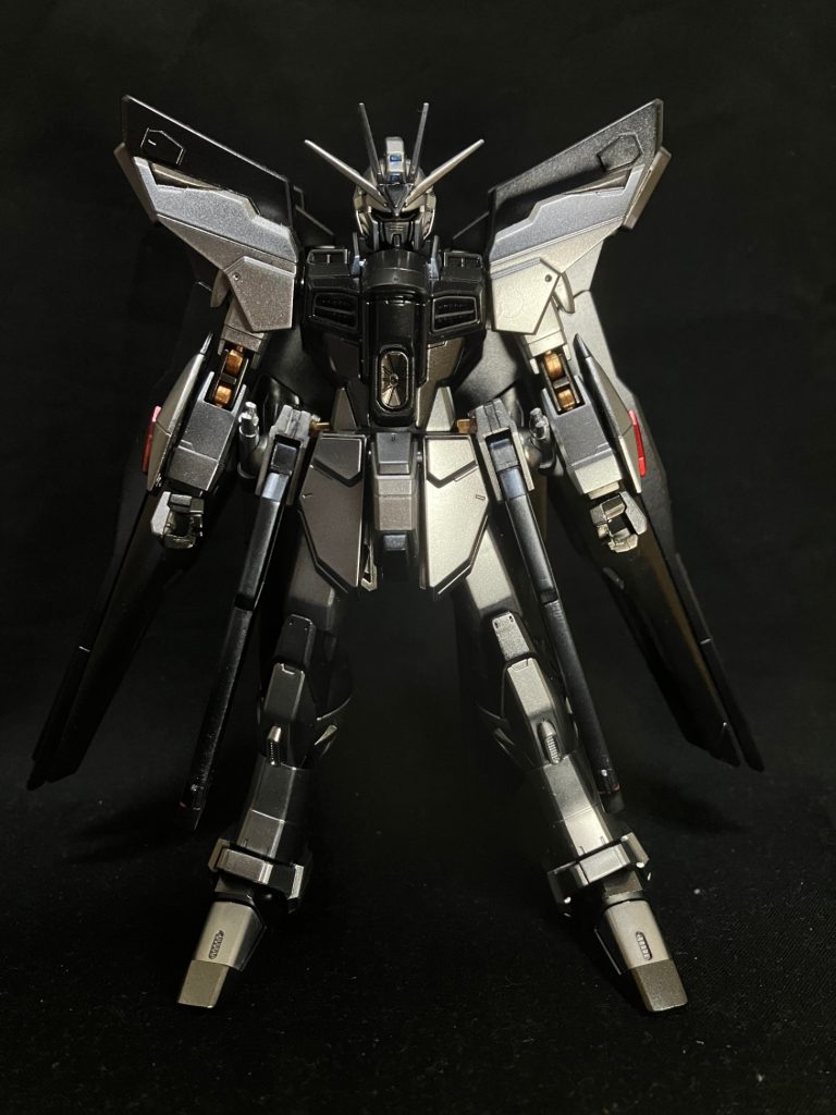 劇中ではディアクティブモードの時点でギラッギラに輝いていたので、それを再現しようとメタリック塗装で仕上げました。