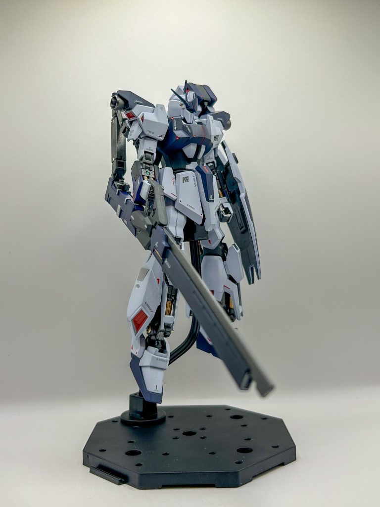 側面。肩部スラスター、両腕、脚部側面スラスター、腰部、ブレードアンテナ、、、Ζガンダム&nbsp;バックパックミサイル、、、ジムIII&nbsp;残りは全て百式のままです。&nbsp;シールド、、、ヘイズル&nbsp;&nbsp;