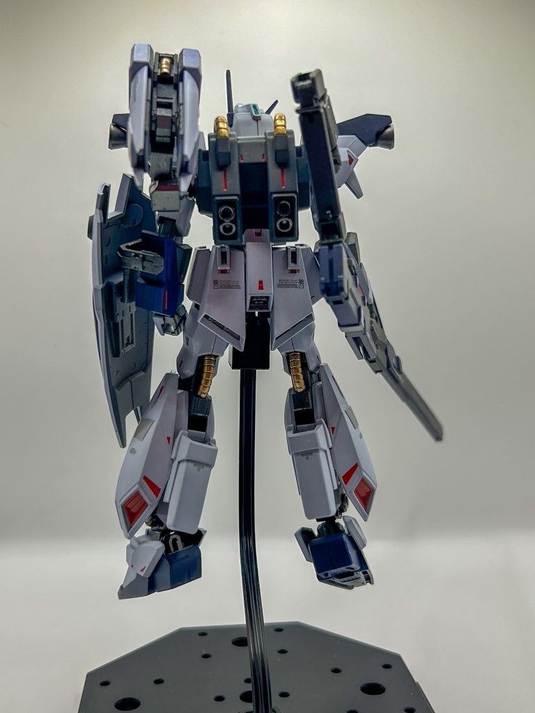 背面。脚部には機動性向上の為Ζガンダムの脚部側面をスラスターとして増設、また脚部背面にも太腿パーツを付けています。