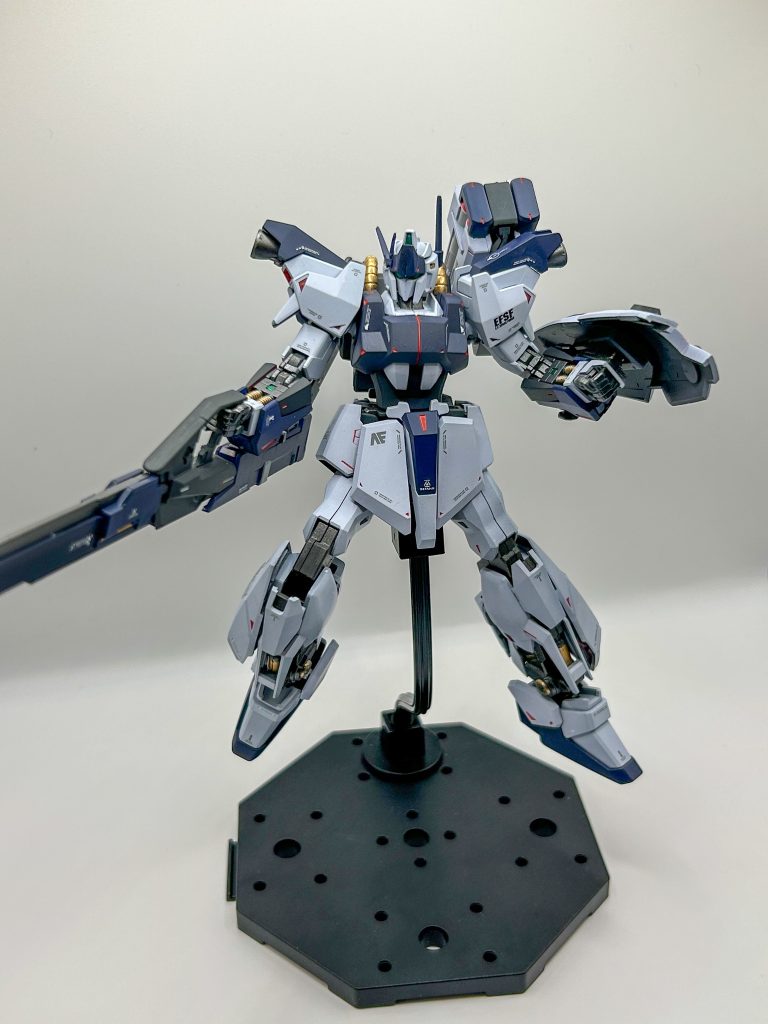 肩部にもΖガンダムの膝パーツを削って増加スラスターを付けています。また、背部ミサイルの基部にはΖガンダムの足のフレームを使いました。