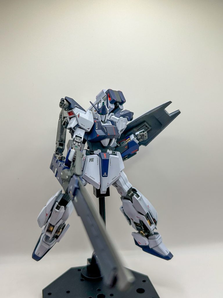 頭部は百式ですが、何か少し変えたくてΖガンダムのブレードアンテナを半分に切り、削って頭部側面に穴を開けて埋め込みました。遠距離支援なのでセンサーの強化という事で。