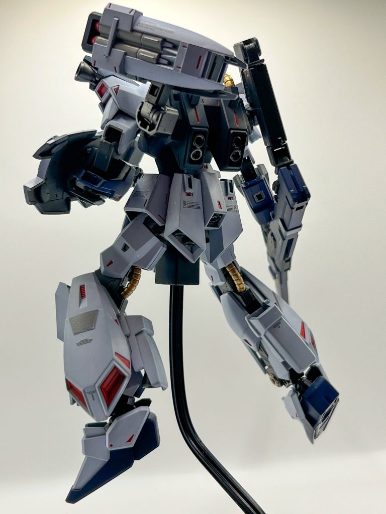 背部ミサイルもミサイル部分は筆塗りでグレーにしたので、単調にならずに済みました！