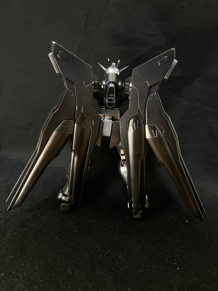 様々な黒系メタリック塗料を使っていくうちに各色の特徴がわかるようになり、それぞれに個性を見出せるようになりました。今後の塗装に応用できる知見を得られました。