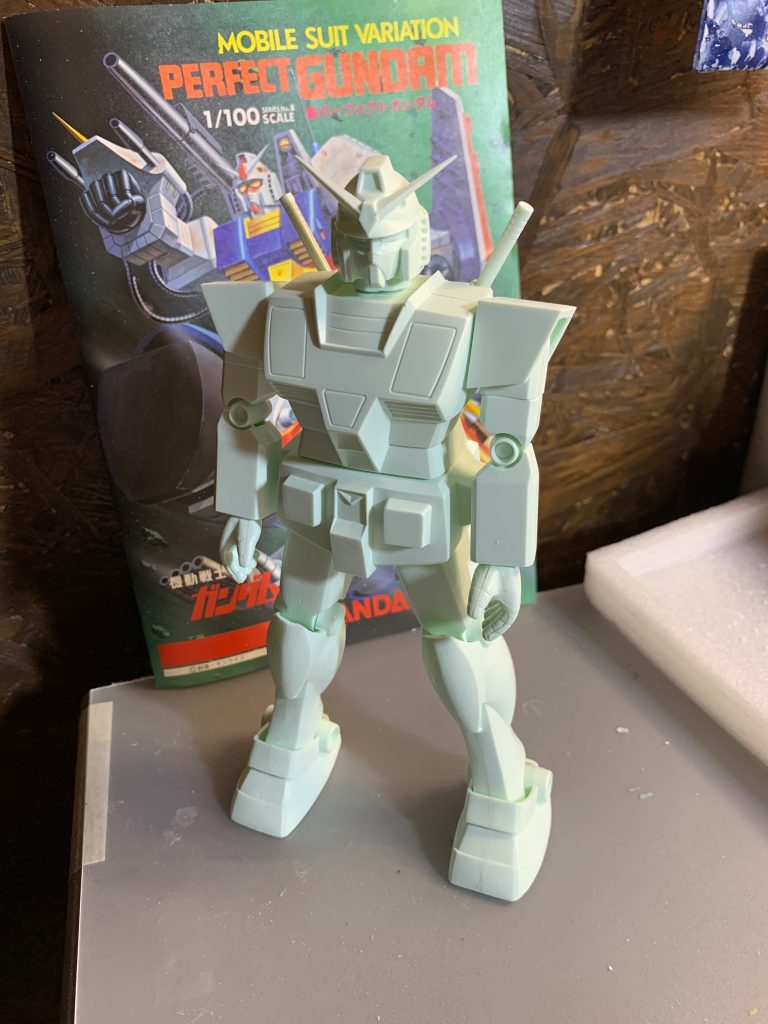 素体のガンダム。胸のモールドが中途半端で微妙。埋めちゃえば良かった…