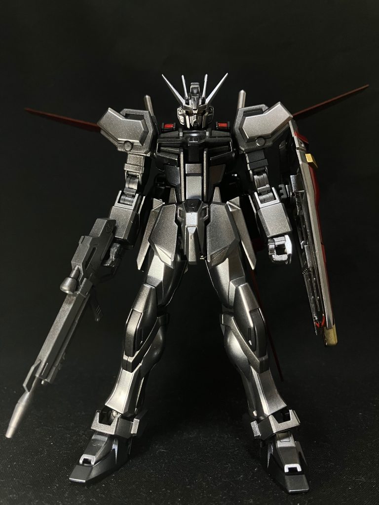 基本的な塗装はストライクフリーダムと変わりませんが、今回はフレームにツヤ消しのサーフエイサーEVOガンメタを使用し、各部のフレームを質感の違いで際立たせるようにしてみました。