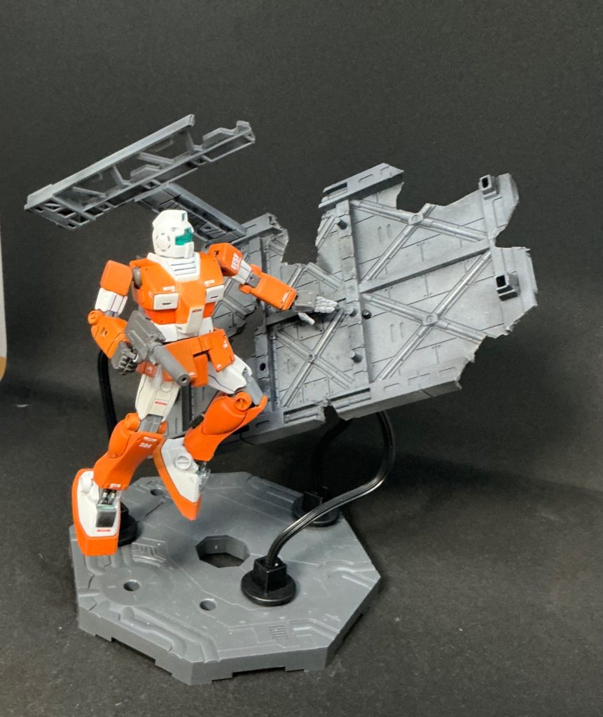 【設定】RGM-79L ジム・ライトアーマー　1年戦争後半、主に宇宙での連邦軍の反抗作戦や侵攻作戦(ソロモン攻略戦、並びに星1号作戦)で使用されたRGM-79 ジムの強化派生機。ジム以上の高機動を実現するために、機体重量を軽量化し、運動性と高機動を実現させた機体。一撃離脱の戦術を得意とし、一説には戦闘機パイロット出身のMSパイロットが搭乗することを念頭に開発されたという説もある。　また、この機体はRX-78 ガンダム のビームライフルに劣らないビームライフルを使用することができる利点を持っており一般的には『軽い高機動機体』と思われがちだが、実際には『高機動と高火力を両立した機体』であるとされている。　1年戦争後には、より安定した運用が求められ、量産はされなかったが、ジムの再設計機であるジムコマンドにも同運用を念頭に開発された『ジム・コマンド・ライトアーマー』の開発プランが存在していることから、一定の評価を受けた機体と言えるだろう。&nbsp;　当機は、ソロモン攻略戦並びに星1号作戦に参加した1機であり、通常のジム・ライトアーマーには搭載されていない頭部バルカンが搭載されている点、さらに左腕部にワイヤーアンカーが搭載されているのが特徴である。　頭部バルカンに関しては、単純にライトアーマーの頭部が準備できずに急遽の補修のためにジムのものを使用したためと言われている。左腕のアンカーは当機パイロットが愛用して装備したものであり、一般的なジム・ライトーアーマーとの大きな差異と言える。