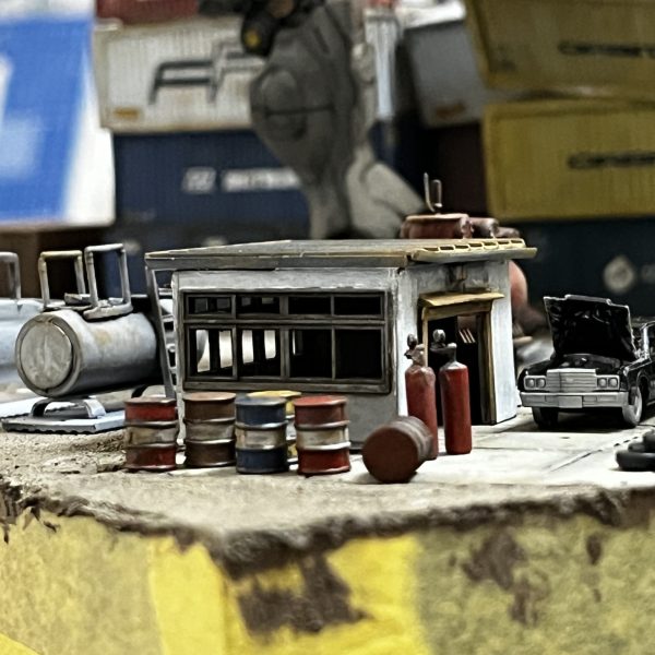 ヴィーゼルをフルスクラッチして作業小屋の前に置こうと思いましたがゴチャゴチャし過ぎるのでボンネットを開けた車を配置する事にしました。フィギュアも2〜体対置きたいですね😅小屋の後ろが寂しかったのでタンクを追加してます。（4枚目）