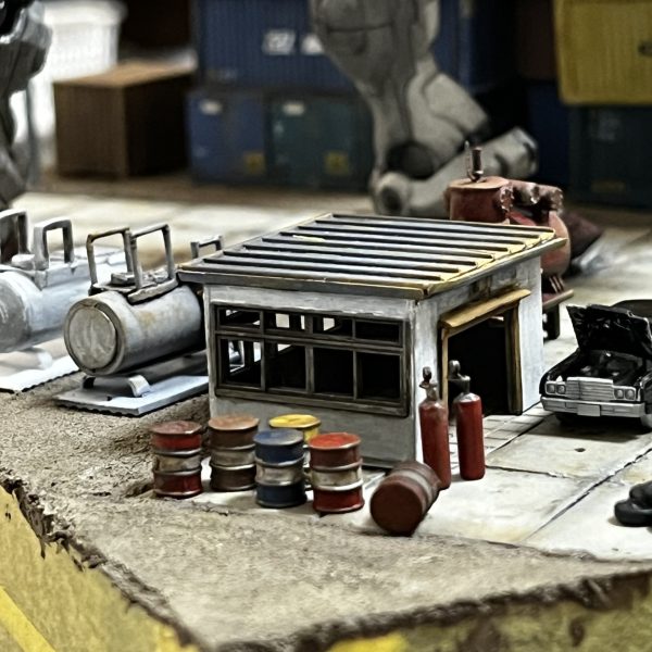 ヴィーゼルをフルスクラッチして作業小屋の前に置こうと思いましたがゴチャゴチャし過ぎるのでボンネットを開けた車を配置する事にしました。フィギュアも2〜体対置きたいですね😅小屋の後ろが寂しかったのでタンクを追加してます。（3枚目）