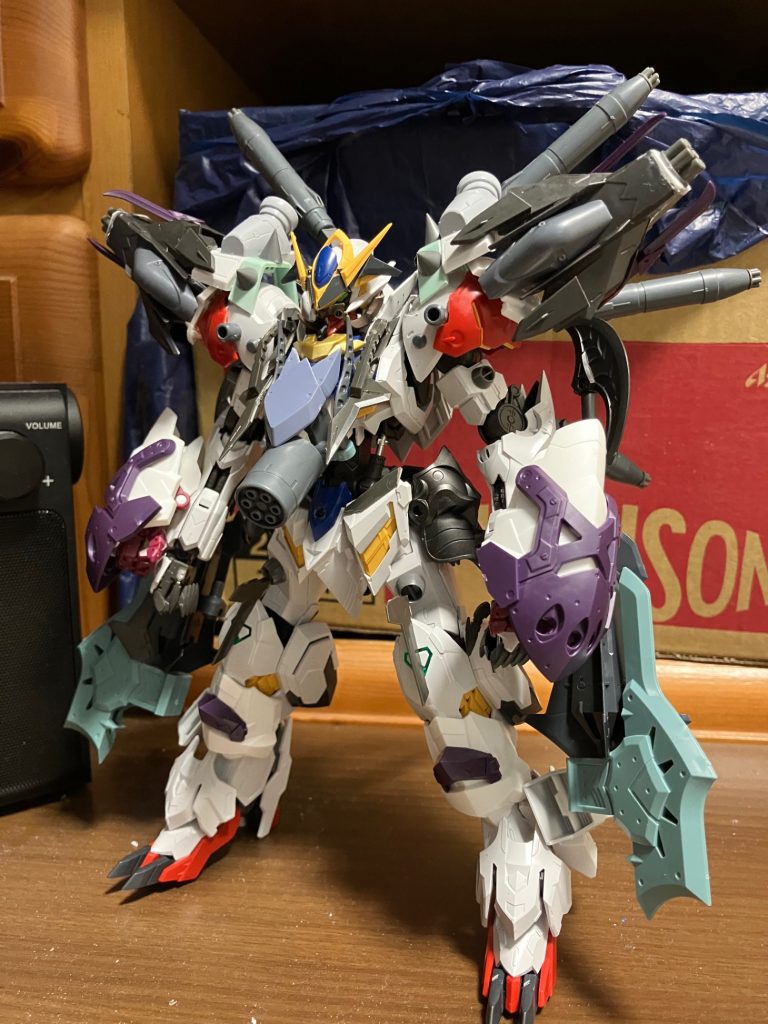 未塗装状態バルバトスの拡張パーツに付属されるリアクティブアーマーを加工したり30mmのオプションパーツを組み合わせて装甲のボリュームをアップかなりマッシブな機体になりました