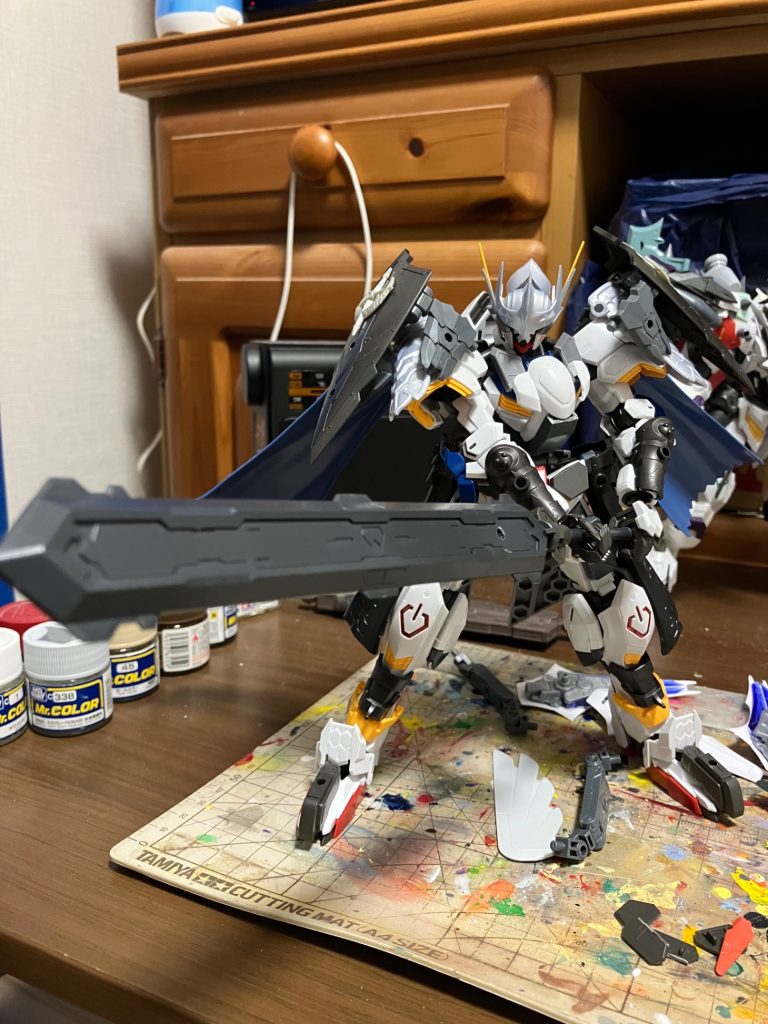 製作進歩その3マントを付けて大剣を構えるポージング結構様になってる