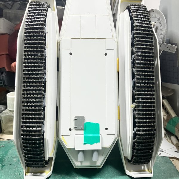 1/48ザクタンク(グリーンマカク)製作80〜89日目各箇所のディテールアップ ∩^ω^∩増加装甲の部位にリベット打ちᕦ(ò_óˇ)ᕤサイズの大小に応じてサイズ違いのリベットを伸ばしランナーでライターで炙り、リベットを作成実際に打ち込んでいるようにしました真鍮線を使い、手摺をいくつか作成車体裏もディテールアップ車体部のマフラーも作りました∩^ω^∩そして、履帯の泥よけを追加しました♪腕部以外のディテールは8割くらい終わりました（＾ω＾）&nbsp;（5枚目）