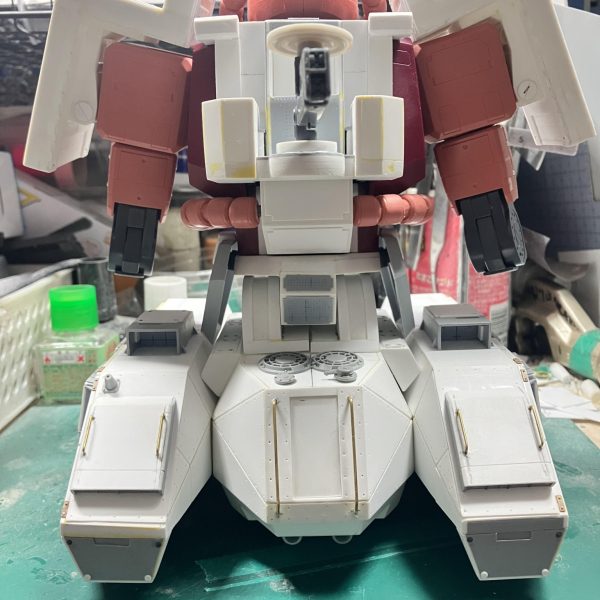 1/48ザクタンク(グリーンマカク)製作80〜89日目各箇所のディテールアップ ∩^ω^∩増加装甲の部位にリベット打ちᕦ(ò_óˇ)ᕤサイズの大小に応じてサイズ違いのリベットを伸ばしランナーでライターで炙り、リベットを作成実際に打ち込んでいるようにしました真鍮線を使い、手摺をいくつか作成車体裏もディテールアップ車体部のマフラーも作りました∩^ω^∩そして、履帯の泥よけを追加しました♪腕部以外のディテールは8割くらい終わりました（＾ω＾）&nbsp;（4枚目）