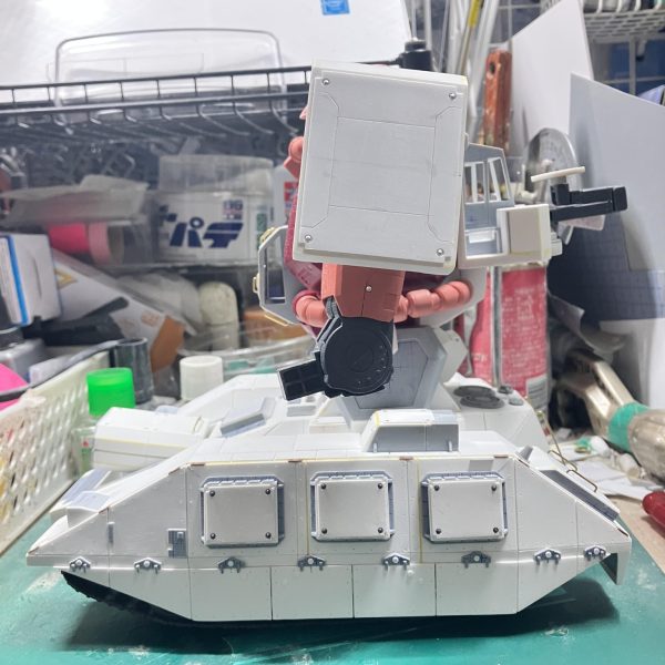 1/48ザクタンク(グリーンマカク)製作80〜89日目各箇所のディテールアップ ∩^ω^∩増加装甲の部位にリベット打ちᕦ(ò_óˇ)ᕤサイズの大小に応じてサイズ違いのリベットを伸ばしランナーでライターで炙り、リベットを作成実際に打ち込んでいるようにしました真鍮線を使い、手摺をいくつか作成車体裏もディテールアップ車体部のマフラーも作りました∩^ω^∩そして、履帯の泥よけを追加しました♪腕部以外のディテールは8割くらい終わりました（＾ω＾）&nbsp;（3枚目）